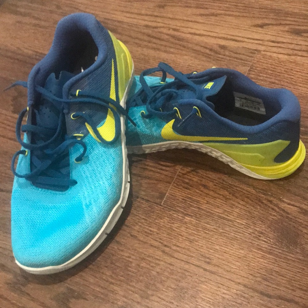 Men’s nike metcon size 8. Worn once. Too big